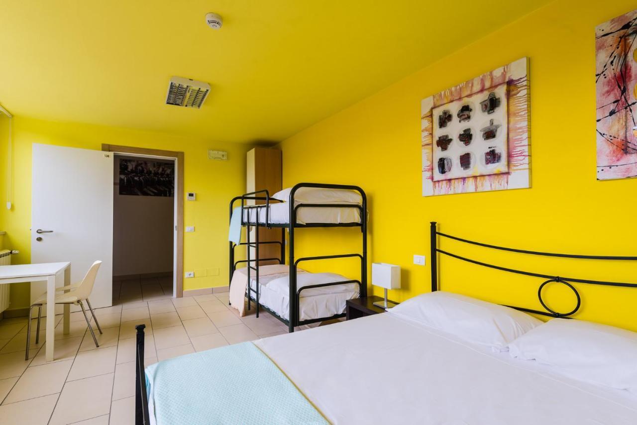 Eliopoli Beach Hostel & Restaurant ตีร์เรเนีย ภายนอก รูปภาพ