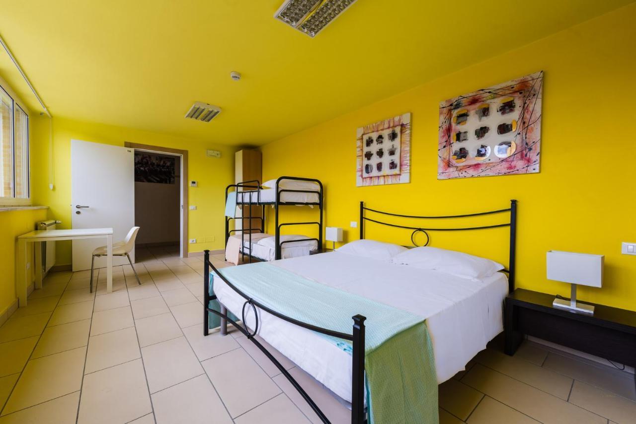 Eliopoli Beach Hostel & Restaurant ตีร์เรเนีย ภายนอก รูปภาพ