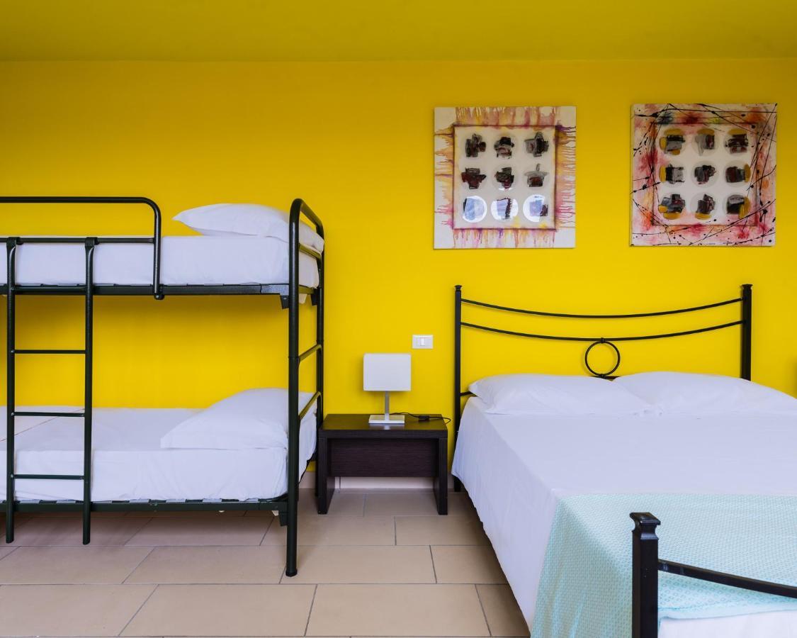 Eliopoli Beach Hostel & Restaurant ตีร์เรเนีย ภายนอก รูปภาพ