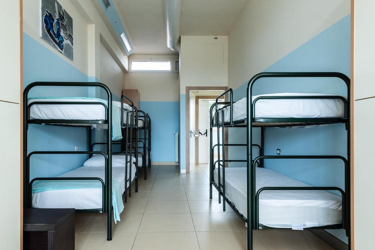 Eliopoli Beach Hostel & Restaurant ตีร์เรเนีย ภายนอก รูปภาพ