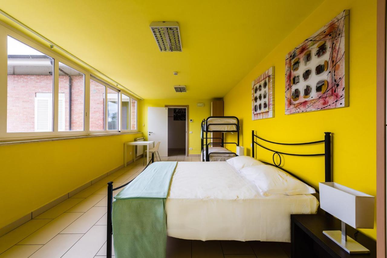 Eliopoli Beach Hostel & Restaurant ตีร์เรเนีย ภายนอก รูปภาพ