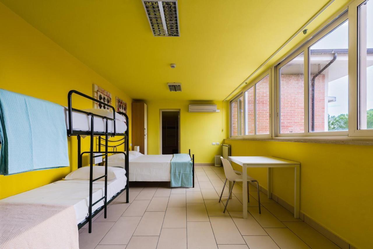 Eliopoli Beach Hostel & Restaurant ตีร์เรเนีย ภายนอก รูปภาพ